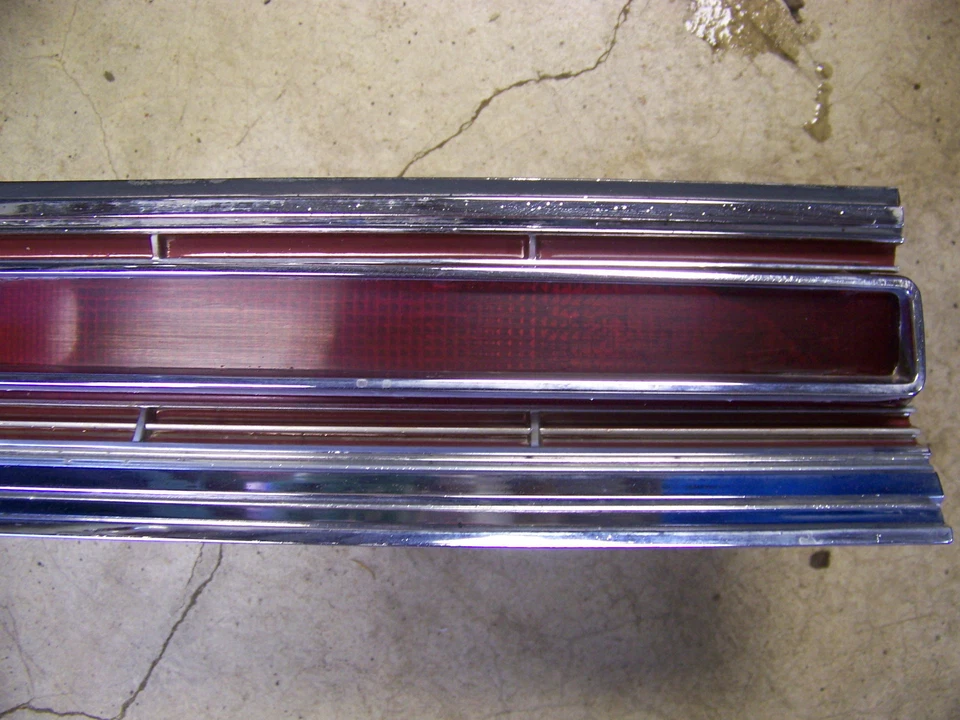 Chrysler New Yorker DS 1969 LH luz trasera lente y carcasa completa OEM Foto 3 de 4