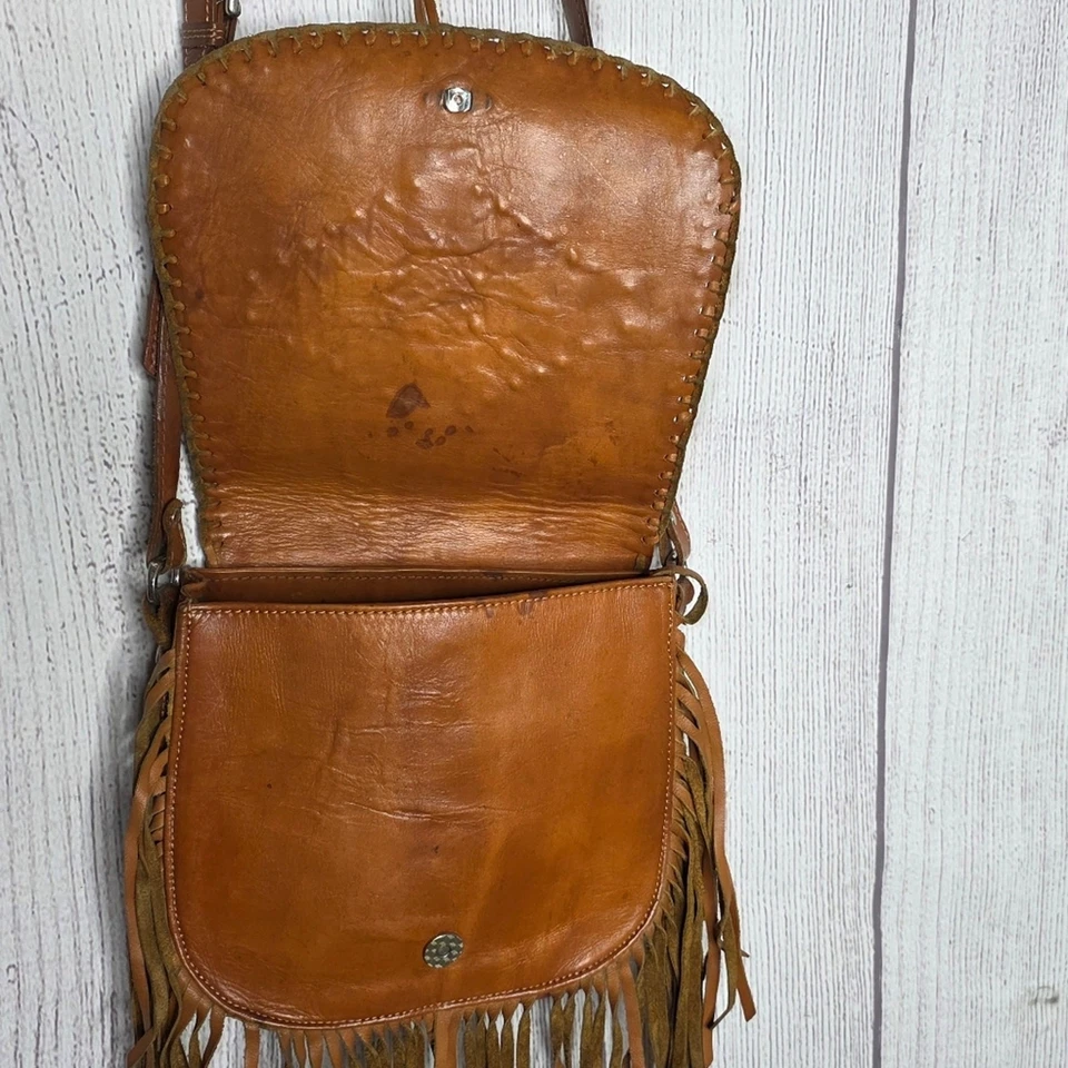 Bandolera American West Pueblo Moon, bolso de mano de cuero marrón con flecos y recortes Foto 3 de 4