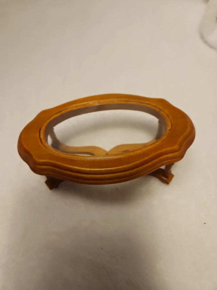Mesa de centro de madera vintage con muebles en miniatura para casa de muñecas con tapa de vidrio de plástico Foto 2 de 4