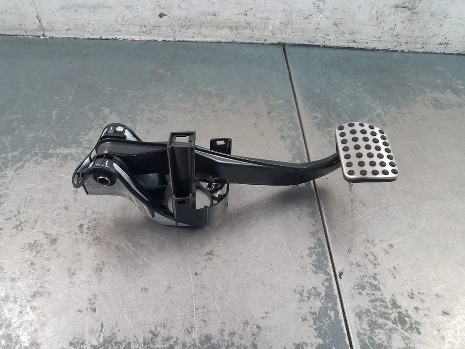 Mercedes AMG C 63 2009 pedal de freno #72909 X5 Foto 4 de 4
