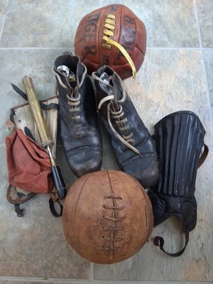 Extrem seltene antike 8 Panel Ledertasche Fußball mit Schuhen Schienbeinschoner / Schoner