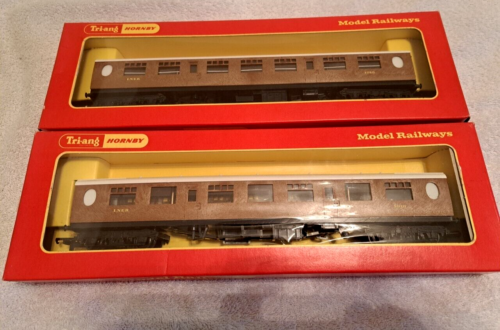TWO TRI-ANG HORNBY OO GAUGE LNER 3rd COACH'S TEAK EFFECT R.745 VINTAGE 1970 MINT - Picture 1 of 5