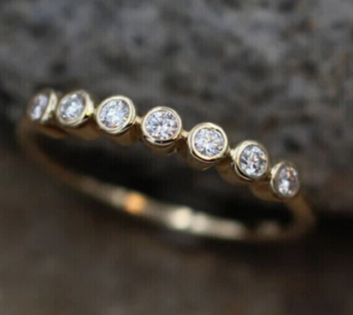 Anillo banda de boda bisel de diamantes de corte redondo de 2 quilates enchapado en oro amarillo 14 K de corte redondo - Imagen 1 de 8