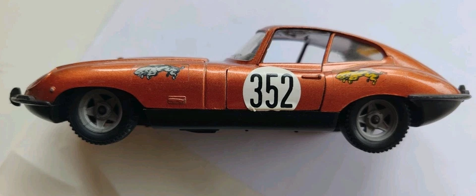 Lotto Di 2 Modellini JAGUAR XK-E 4.2 LITRE SCALA 1:25 burago Anni 70-80 RARITA'! - Immagine 2 di 4