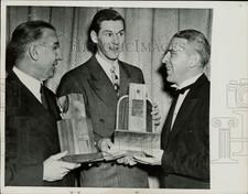 1945 Press Photo Dick Spalding, Marty Marion, Joseph Tumelty baseball awards, PA