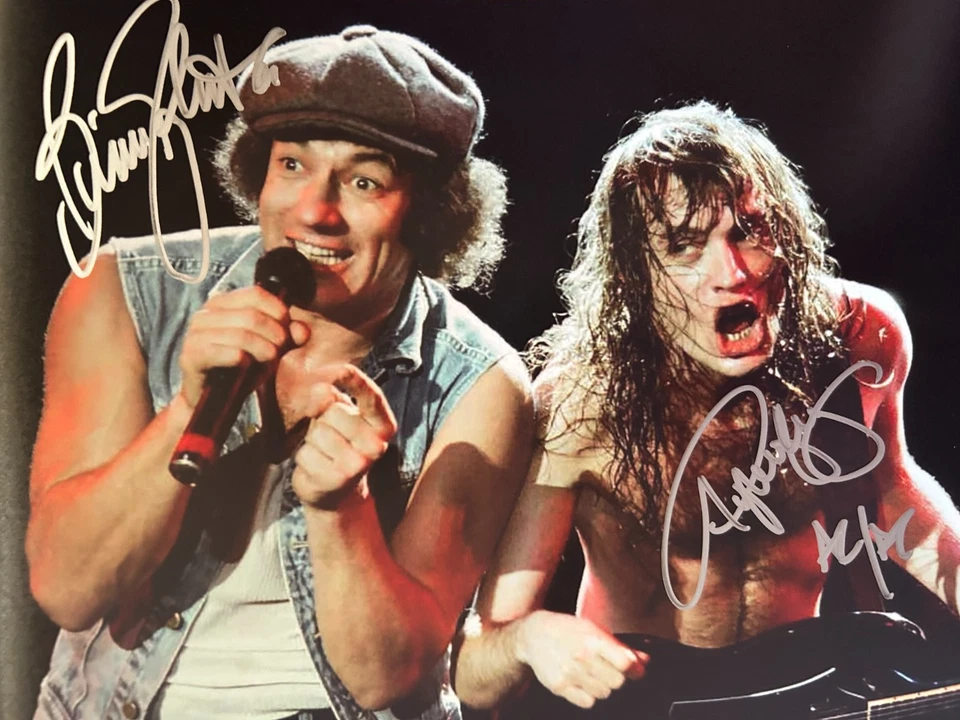 Autógrafos auténticos firmados por AC/DC: Angus Young y Brian Johnson 8x10" con certificado de autenticidad Foto 3 de 4