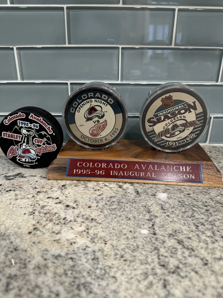 Colorado Avalanche 1995-96 Inaugural Season Puck & 1995 Opening Day Puck In Case - Imagem 2 de 4