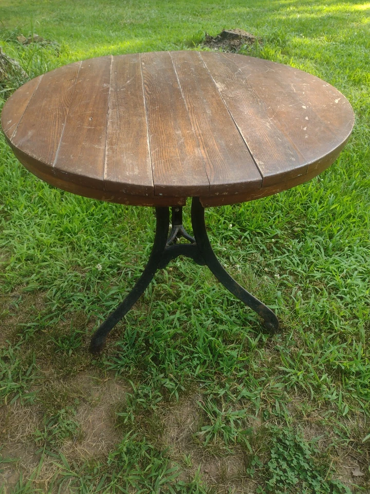 Antigua Mesa Industrial de Hierro Base Tri-Pod Redonda Tapa de Madera Antigua Mesa de Taberna Foto 4 de 4
