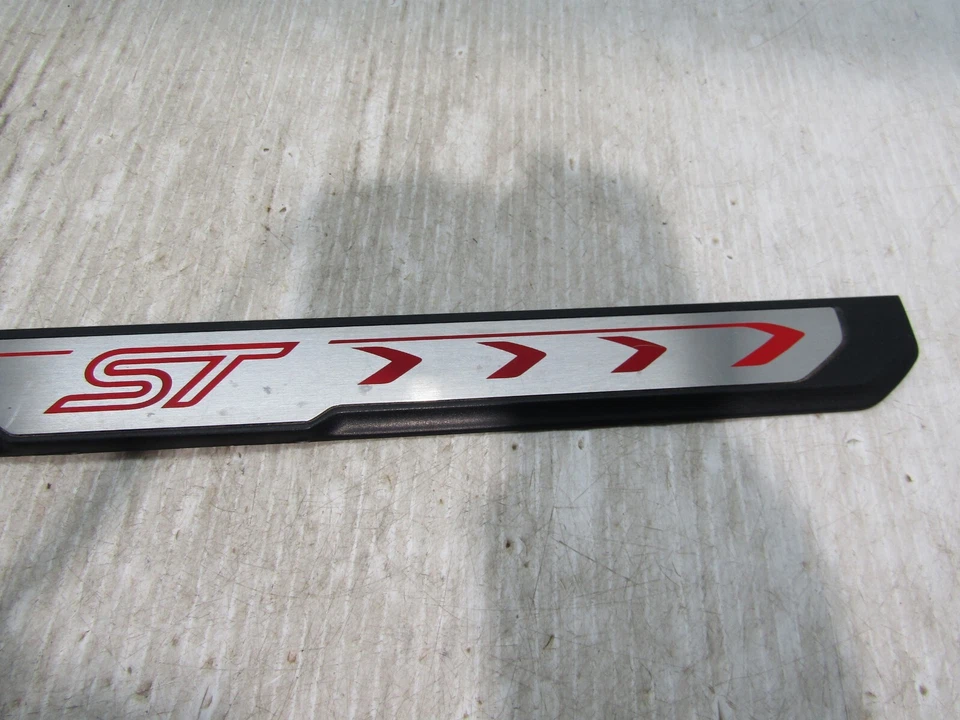 Ford Focus ST 2013-2016 umbral de puerta delantera derecha placa de desgaste pasajero fabricante de equipos originales Foto 3 de 4