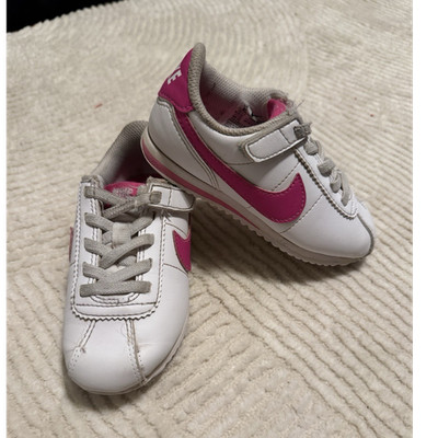 Nike Girls Lightweight Low Top White Pink Athletic Sneakers Hook & Loop Lace Up