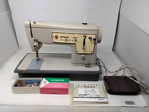 Vintage Singer 447 Nähmaschine mit Pedal
