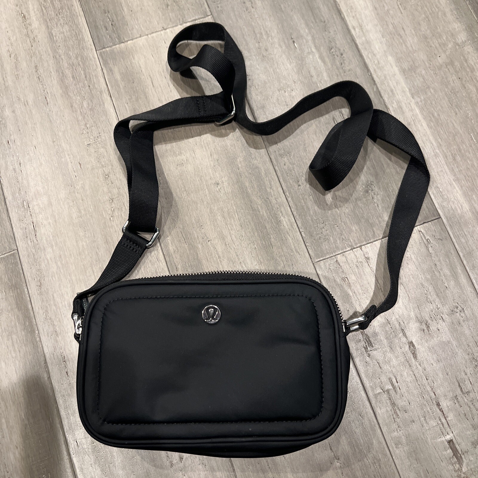 Lululemon Crossbody Camera Bag 2L Black/Silver Gem