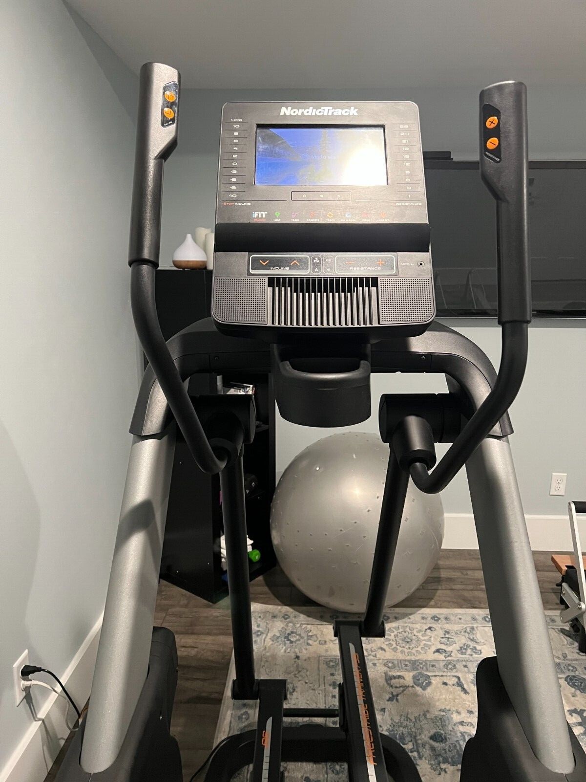 Nordic track FS9i free stride elliptical trainer. Excellent condition