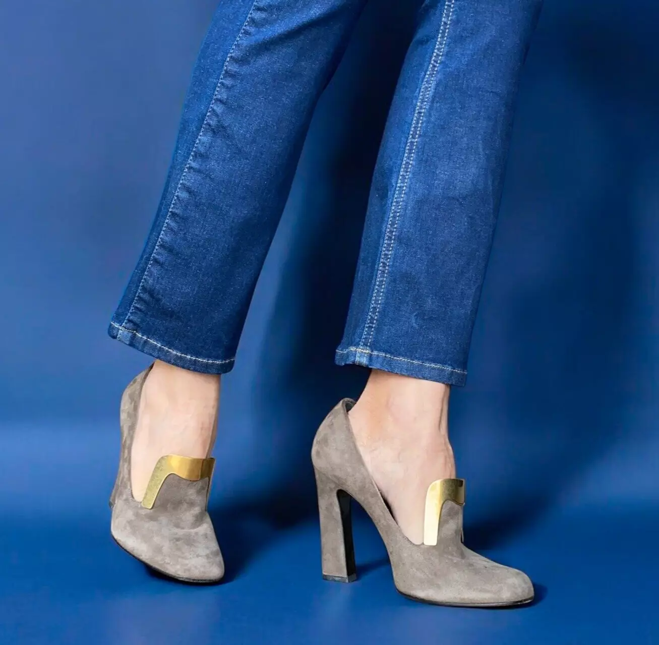 Escarpins mocassins classiques GUCCI daim taupe alma détail doré, taille 37