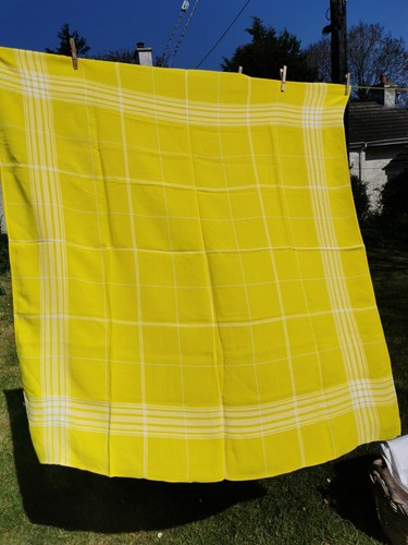 Vintage hellgelbe quadratische Tischdecke mit weißen Karos 46 Zoll kleines Loch