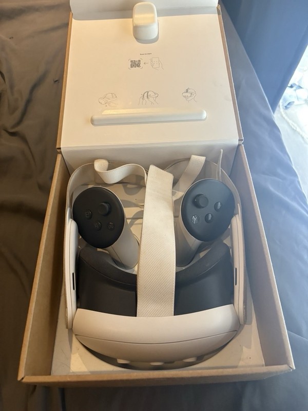 Meta Quest 3 VR Headset with Touch Motion Controllers, White