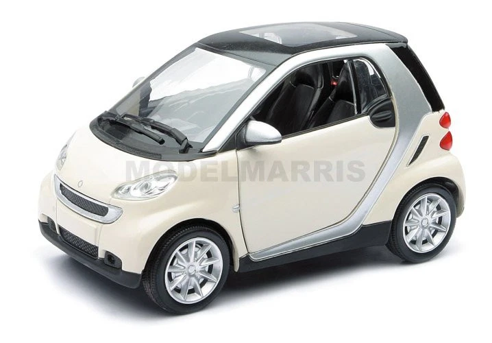 New Ray 71033 1/24 Smart Fortwo [3 Available Colors] - Image 2 of 4