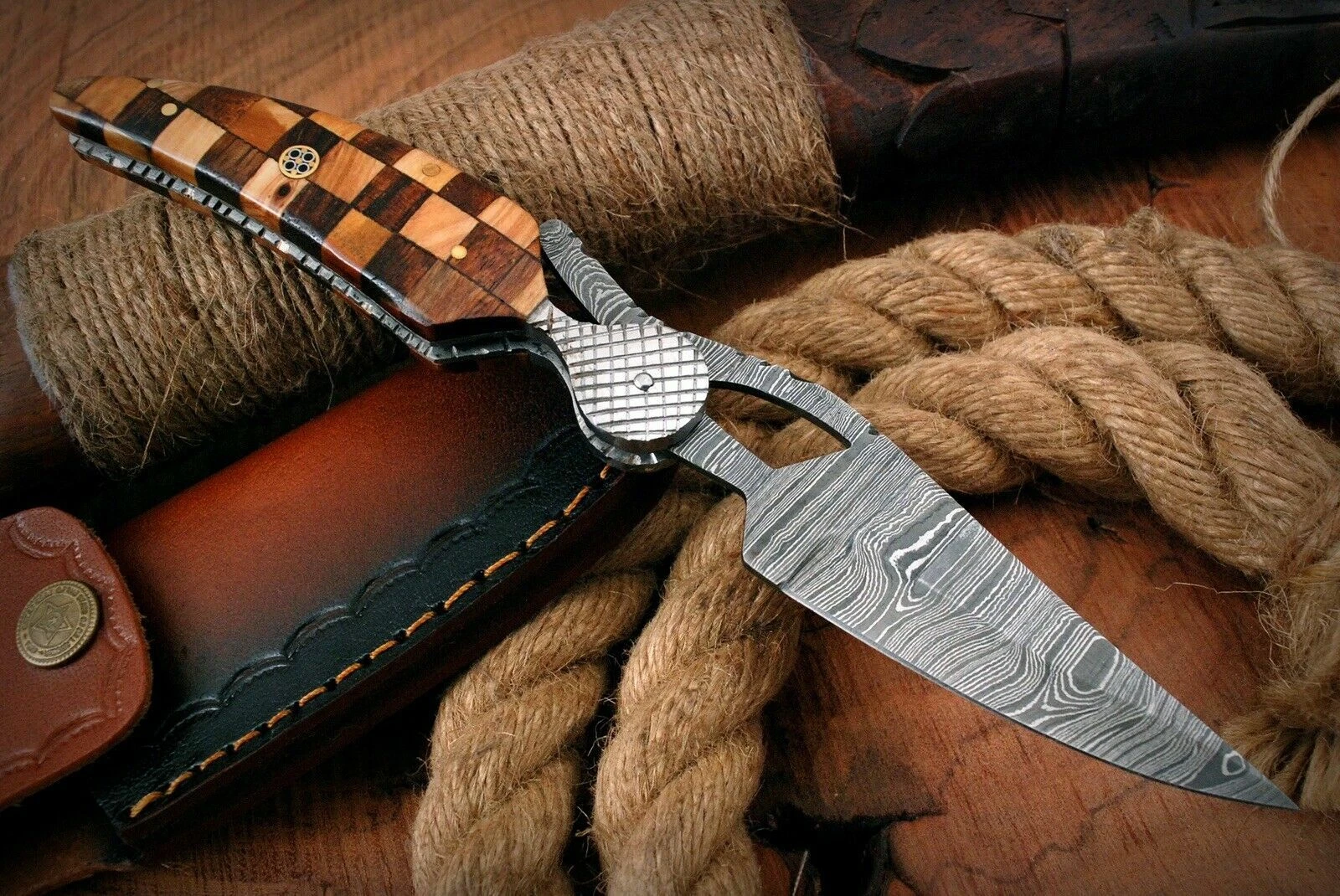 Custom handmade Damascus Steel Folding Blade Pocket Knife Hunting Camping knife