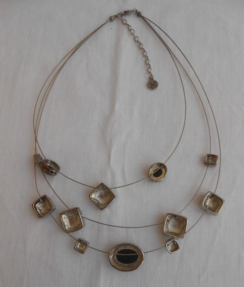 COLLANA TARGHETTA NAPIER PIETRE LUCITE COLORE NERO - Immagine 3 di 3