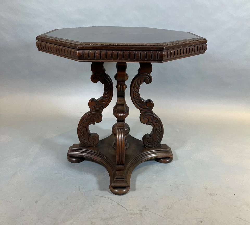古董 1920 年代核桃八角形西班牙复兴都铎雕刻桌 (17180) — 第 2/4 张图片