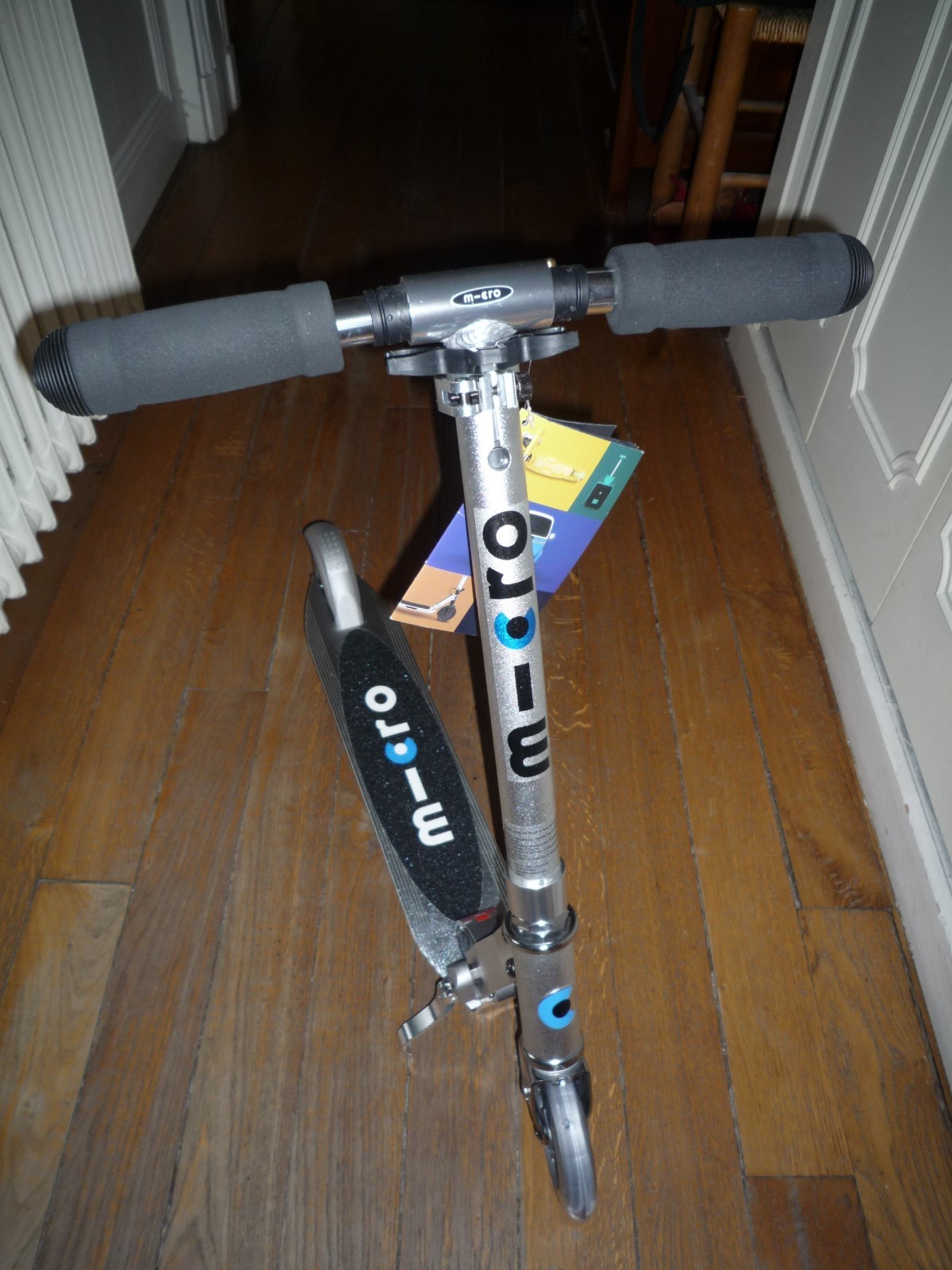 Trottinette enfant cadeau d'anniversaire idéal avec son casque de protection