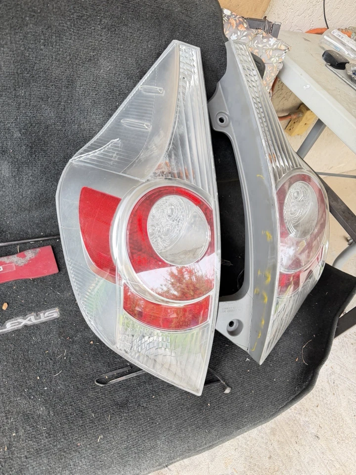 Luces traseras después reparación para Toyota Prius C Foto 2 de 4