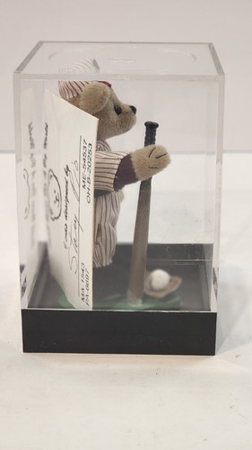 World of Miniature Bears "Slugger" #674 di Stacy Pio - Foto 2 di 6