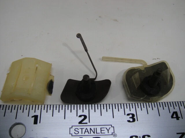 Camioneta pickup Ford 1967 F100 F-100 genuina nueva de stock solo clips moldeados para guardabarros Foto 3 de 4