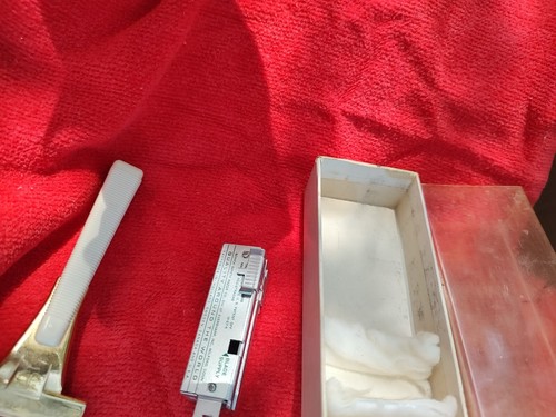VTG SCHICK SAFETY RAZOR WITH INJECTOR BLADES AND PAPER IN BOX - Picture 13 of 15