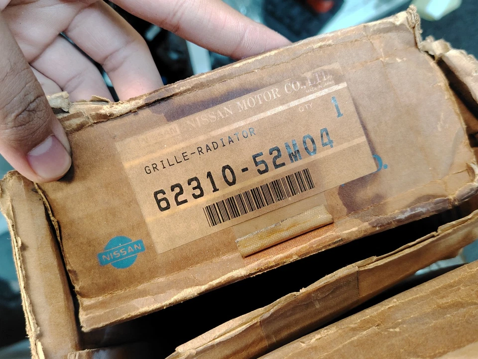 NISSAN PULSAR SN13 HATCH / SEDAN FRONT GRILLE ASSEMBLY OEM JDM NEW 62310 52M04 - Image 3 of 4