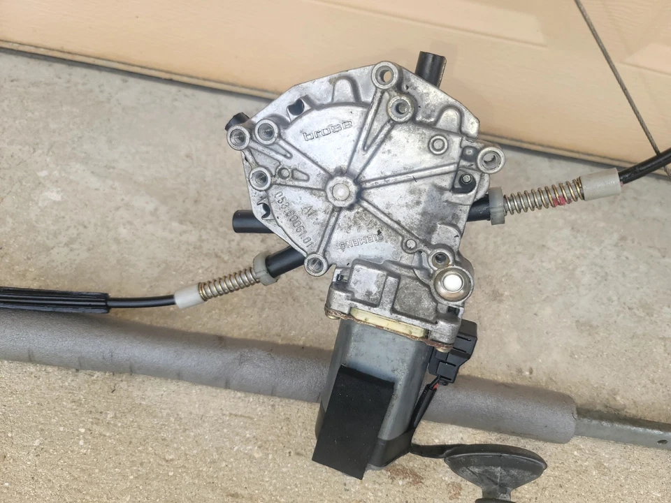 1998-2004 VOLVO C70 CONVERTIBLE FRONT DRIVER WINDOW REGULATOR MOTOR - Image 3 of 4