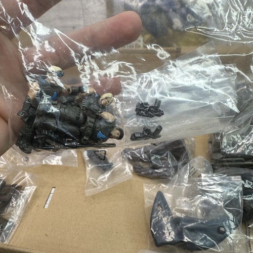 Gears of War Locust vs Delta Squad Erector 0450 OPEN BOX Toys R Us Exclusive - Picture 5 of 11