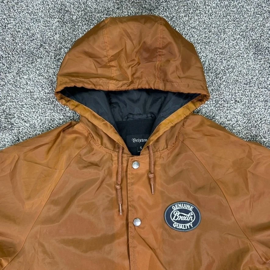 Chaqueta cortavientos Brixton Merced con capucha para hombre pequeña calidad genuina marrón óxido Foto 4 de 4