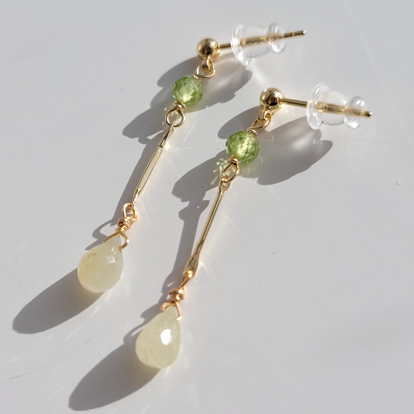 Boucles d'oreilles saphir jaune, péridot et argent pour offrir un bijou artisanal unique