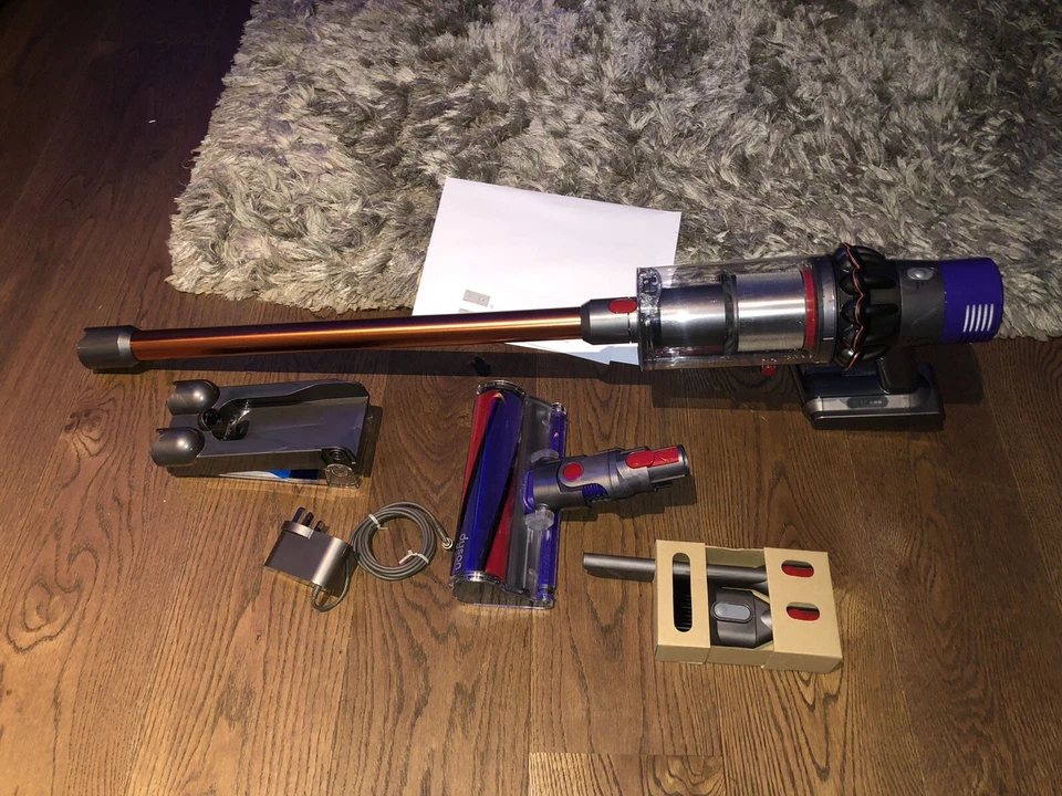 Dyson Cyclone V10 Absolute Cordless Vacuum Cleaner -  NEW Receipt 2 Warranty - Image 4 of 4