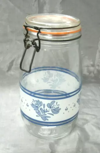 Vtg ARC Pfaltzgraff YORKTOWNE 8-3/4" 1.5 L Glass Canister Locking Lid France EUC