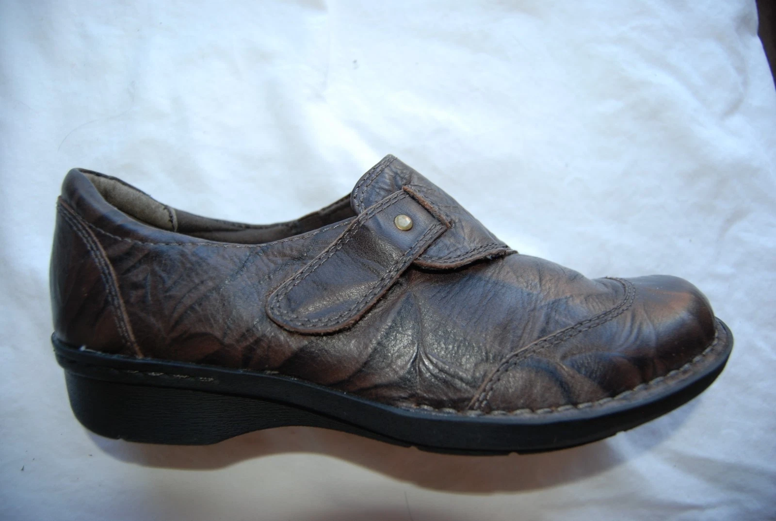 Scarpe basse CLARKS pieghevoli in pelle marrone scuro invecchiata con cinturino ed elastico 7 M