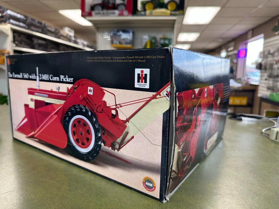 1/16 International Harvester Farmall 560 Tractor With 2-MH Corn Picker - Image 2 of 4