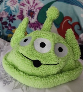  Cakeworthy Green ALIEN Toy Story Disney Sherpa Beanie Hat NEW