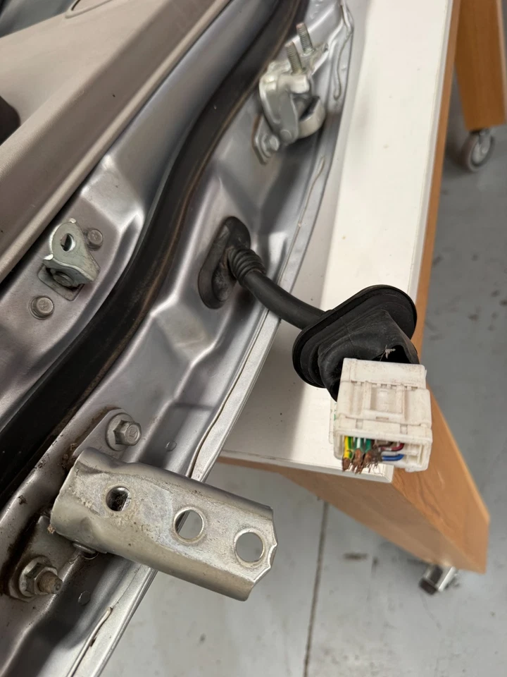 Mitsubishi Triton 2008-2015 LH Rear Door - image 4 of 4