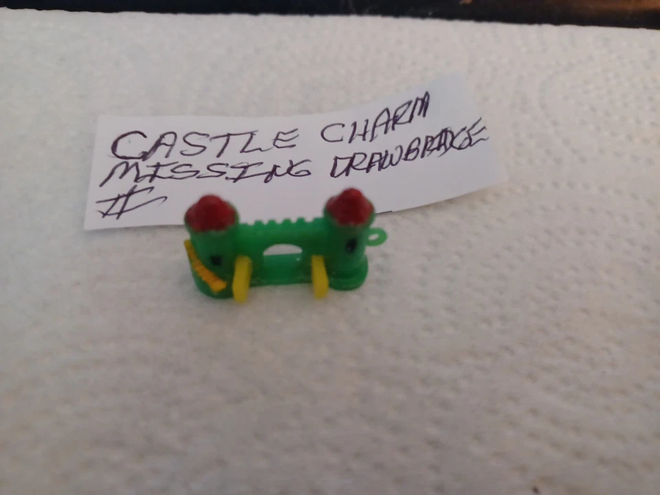VINTAGE SUPER RARE GUMBALL/VENDING CASTLE CHARM/TOY (MISSING DRAWBRIDGE) - Image 3 of 3