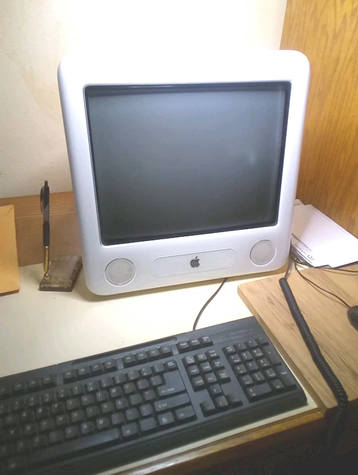 Vintage Apple eMac power PC,512 MB 1.25 GHZ- Works Well - Image 3 of 4