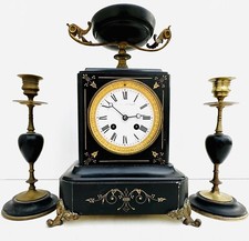 PENDULE DE CHEMINÉE EN MARBRE NOIR AVEC SES DEUX BOUGEOIRS ASSORTIS JAPY FRÈRES