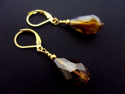 EIN PAAR KURZE GOLDFARBENE BERNSTEIN GLAS KRISTALL TROPFEN OHRRINGE MIT HEBELVERSCHLUSS. 