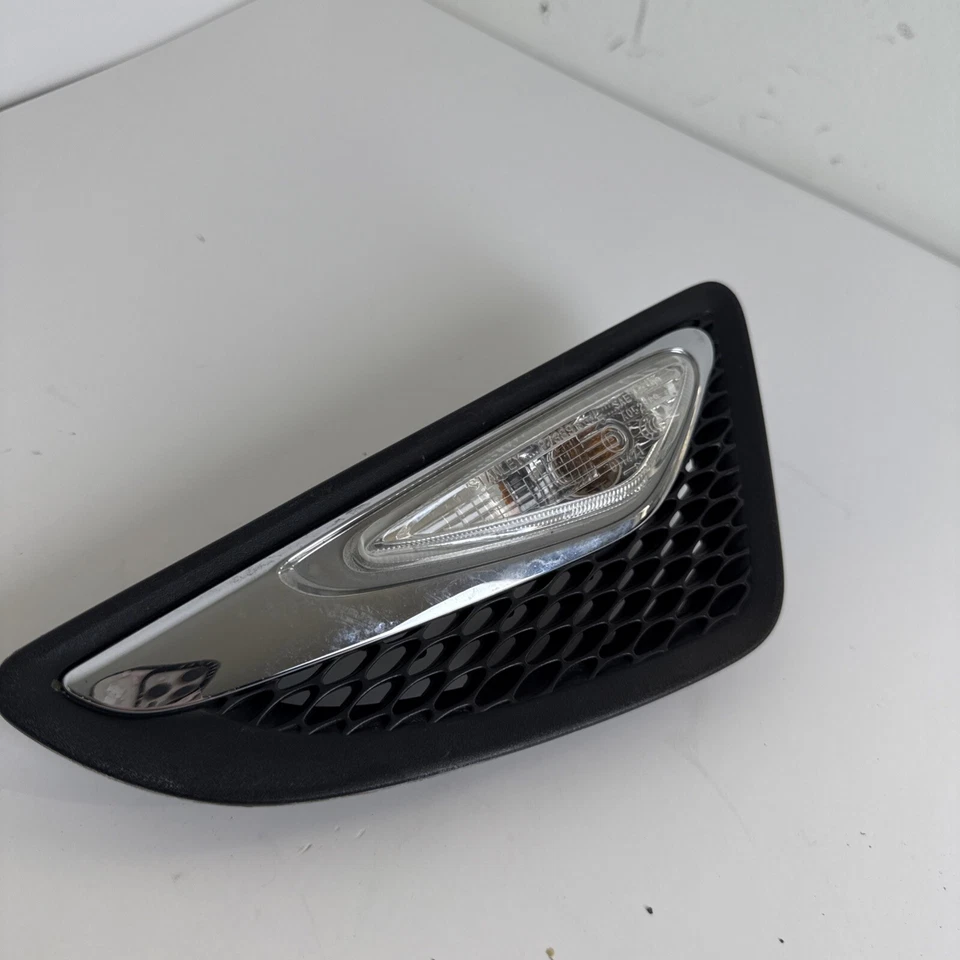 Mazda RX8 2010 guardabarros del lado derecho del pasajero luz marcadora de ventilación OEM Foto 2 de 4