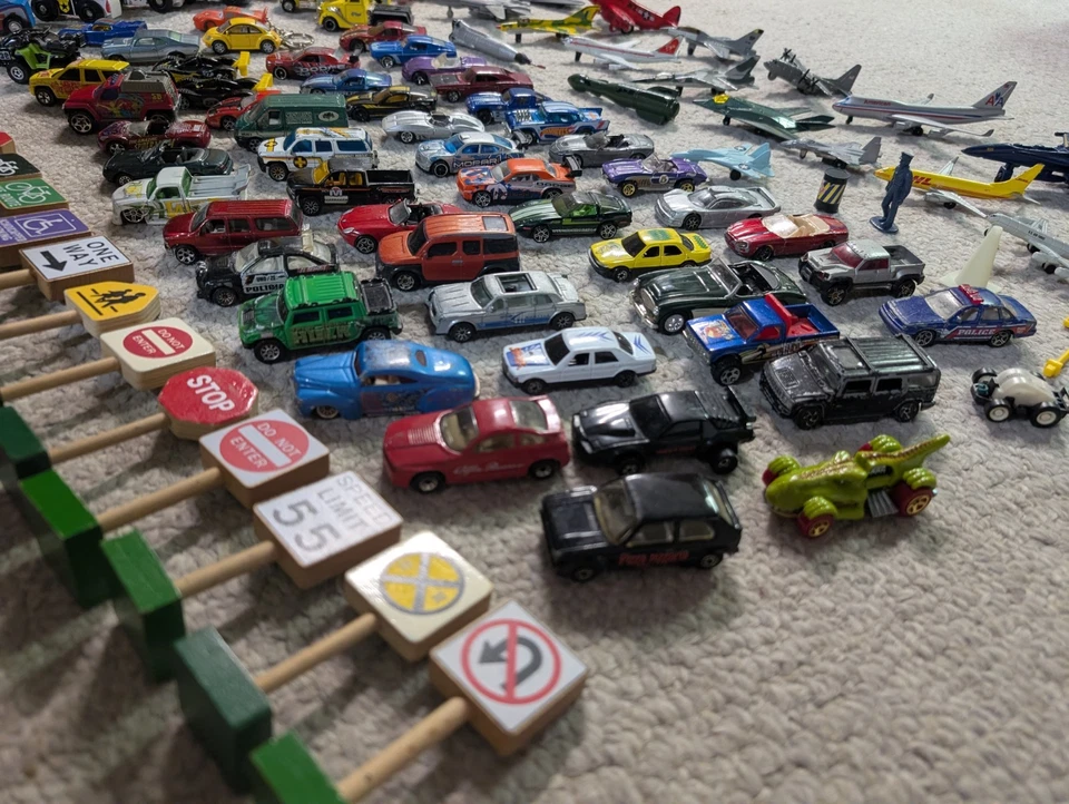 Lote 102 Hot Wheels Matchbox Skybusters Aviones Letreros de Madera Ferrari Corvette Foto 2 de 4