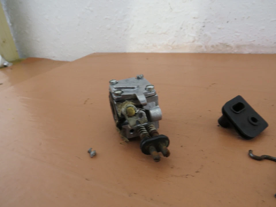 Карбюратор цепной пилы John Deere Q500F от оригинального производителя Tillotson (см. описание) - Изображение 2 из 4