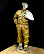 Resicast 1/35 Wounded British Soldier Standing w/Bandaged Eye & Arm Sling 355675