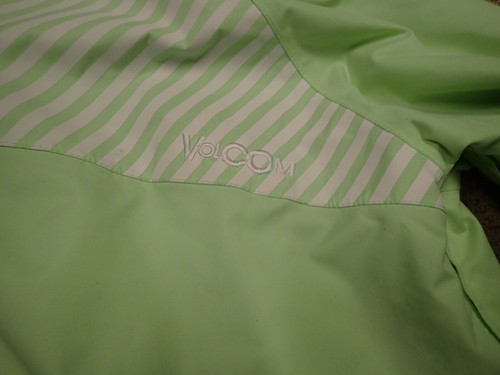 VOLCOM THERMONITE 8K HOODED SKI JACKET in Womens Small Light Lime/White Pattern - Picture 9 of 13