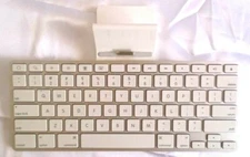 Apple iPad Keyboard/Dock Model A1359 Excellent Pre-Owned.